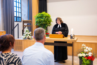 Pfarrerin Julia Vosswinkel hält eine persönliche Ansprache für das Brautpaar im Klostersaal des Evangelischen Zentrums