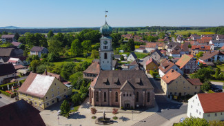 Luftbild der St. Georg-Kirche in Pyrbaum
