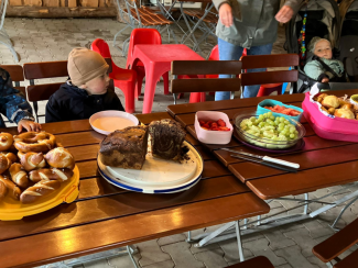 Brotzeit beim Krabbelgruppen-Ausflug