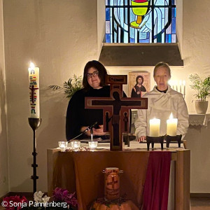 Pfarrerin Julia Vosswinkel (evangelisch) und Gemeindereferentin Ulrike Seitz (röm.-kath.) am Altar 